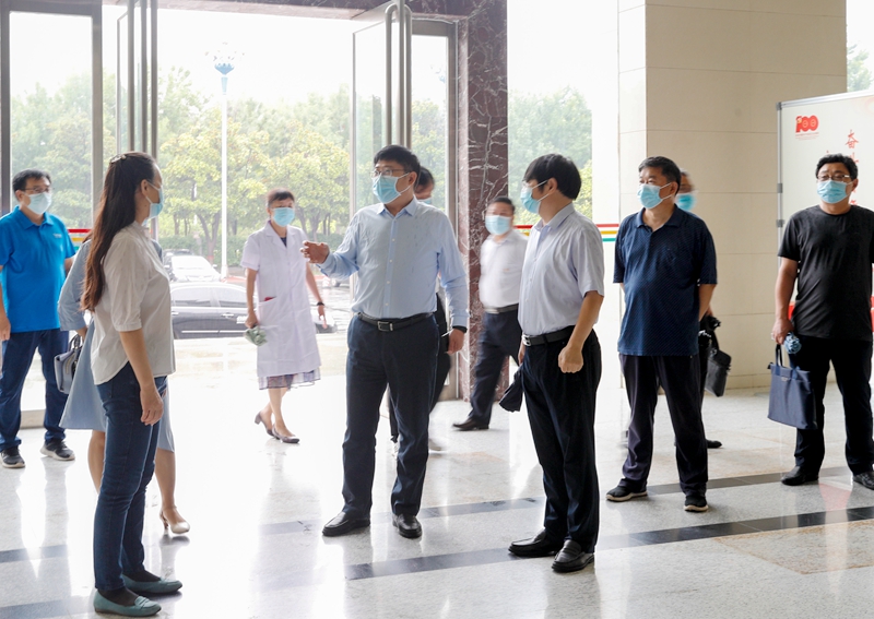 省教育厅二级巡视员徐恒振一行来校检查指导疫情防控和灾后重建工作